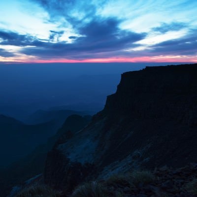 静寂に包まれた夜明け前の硫黄岳の写真