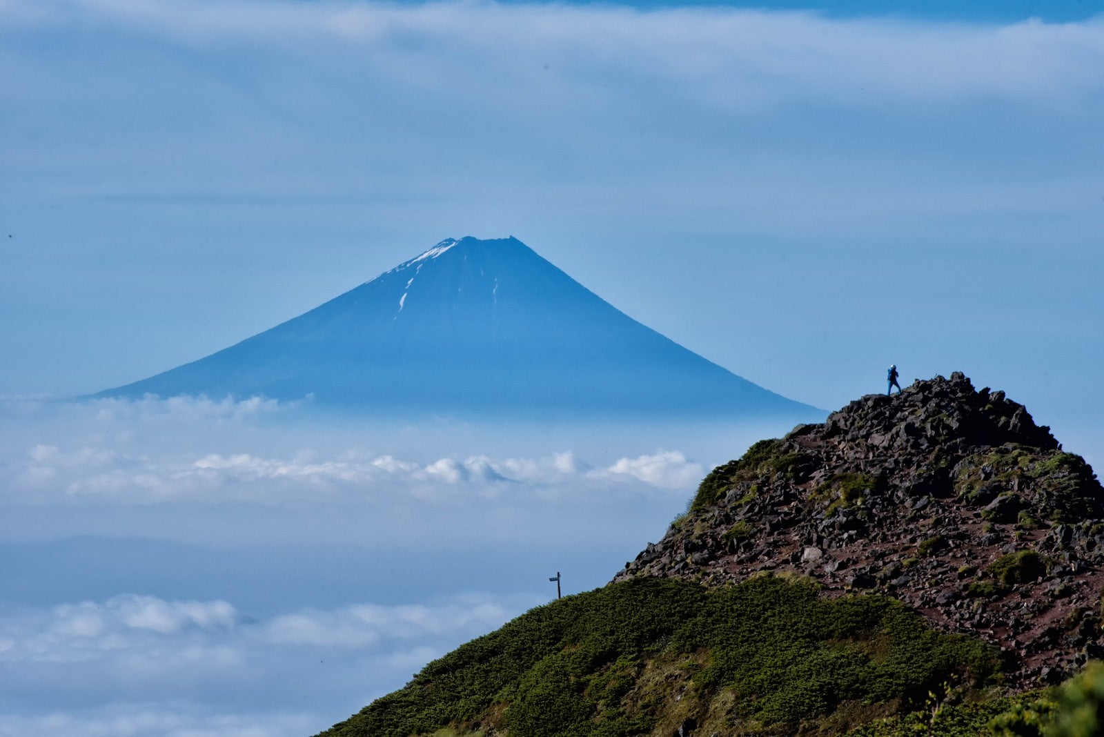 「富士山を望む登山者」の写真