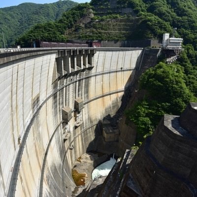 巨大なアーチ型の川治ダムの写真