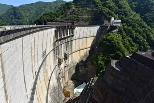 巨大なアーチ型の川治ダムの写真