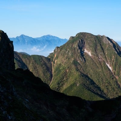 横岳から望む阿弥陀岳の写真