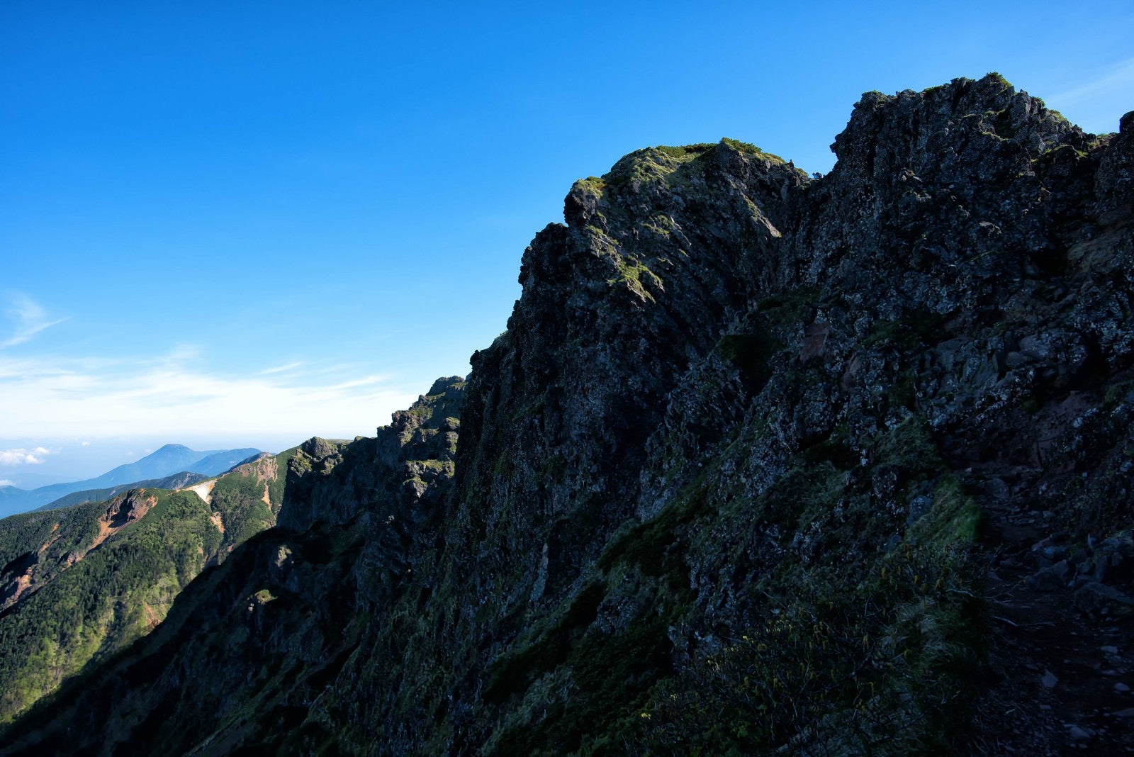 「横岳の荒々しい岩場」の写真