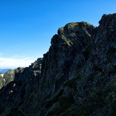 横岳の荒々しい岩場の写真