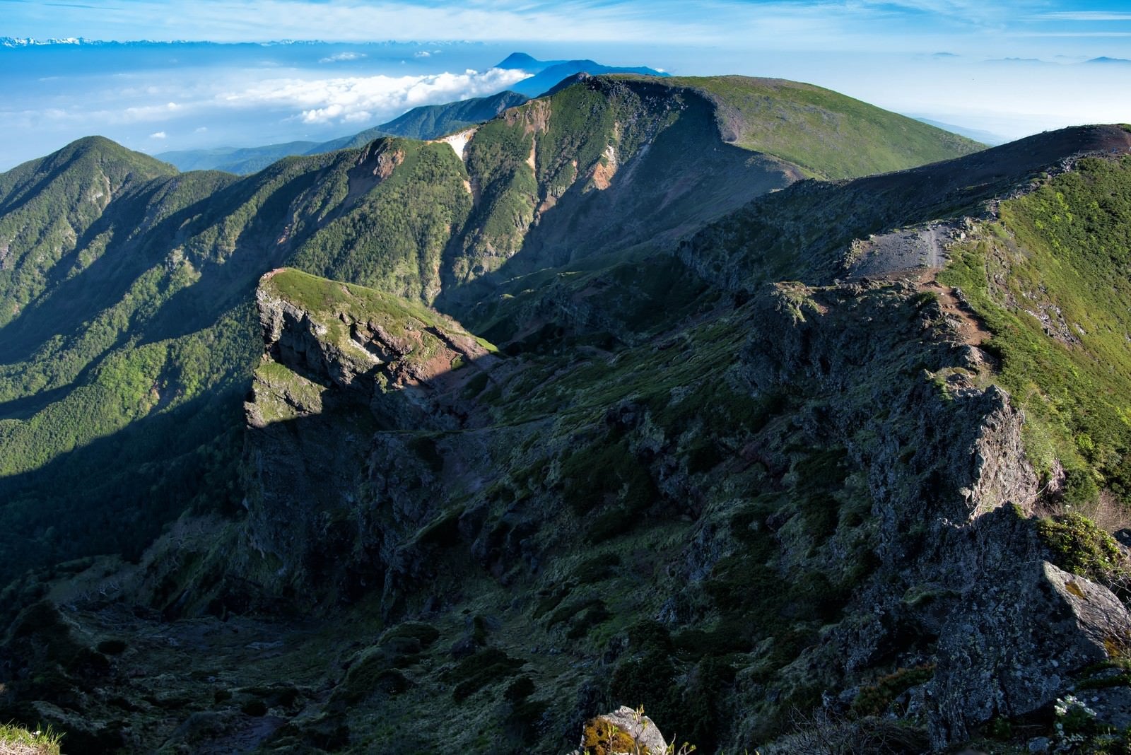 「横岳山頂から伸びる登山道」の写真