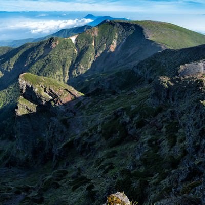 横岳山頂から伸びる登山道の写真