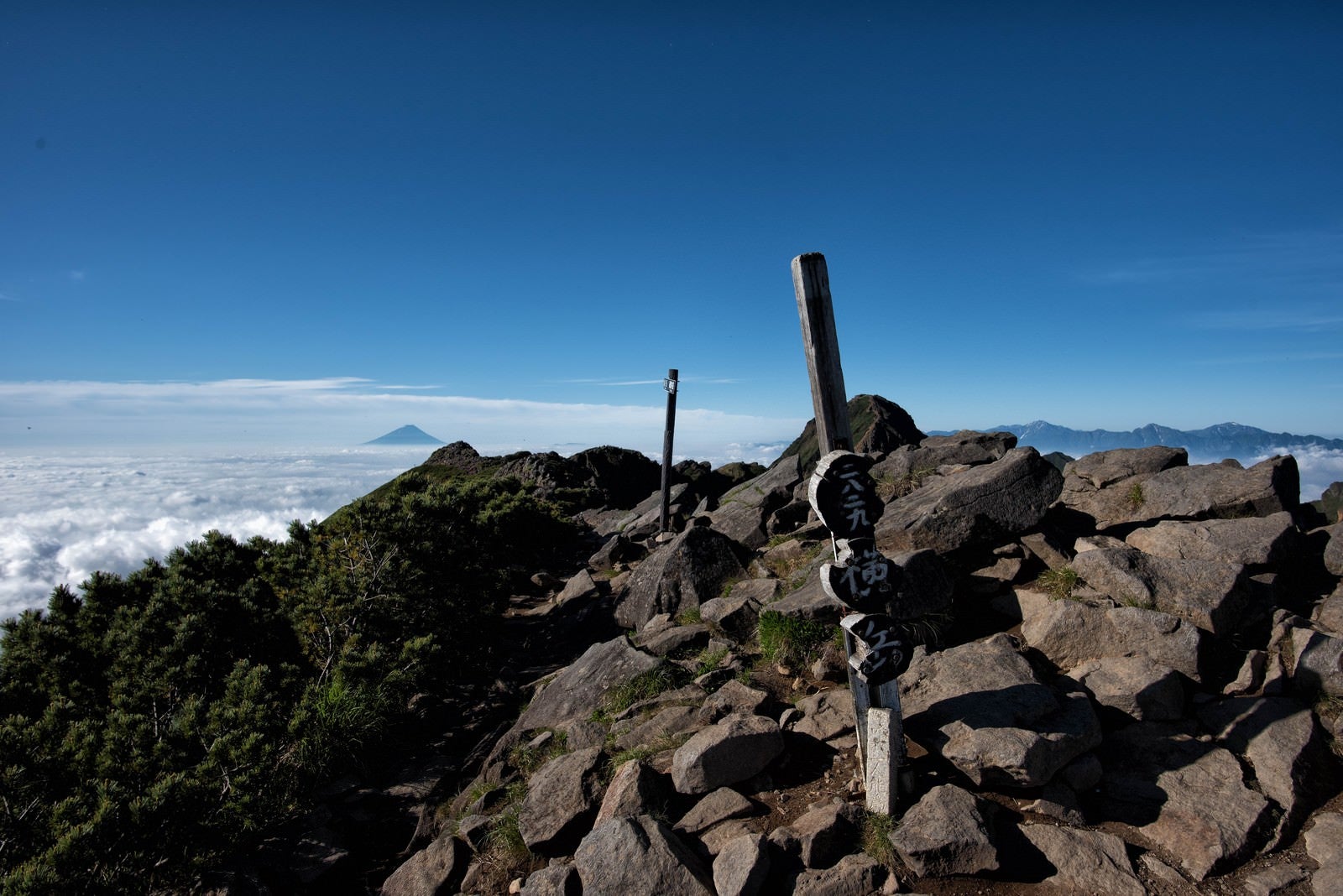 「横岳山頂の標識と雲海」の写真