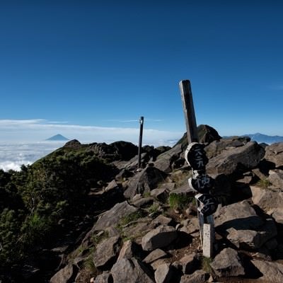 横岳山頂の標識と雲海の写真
