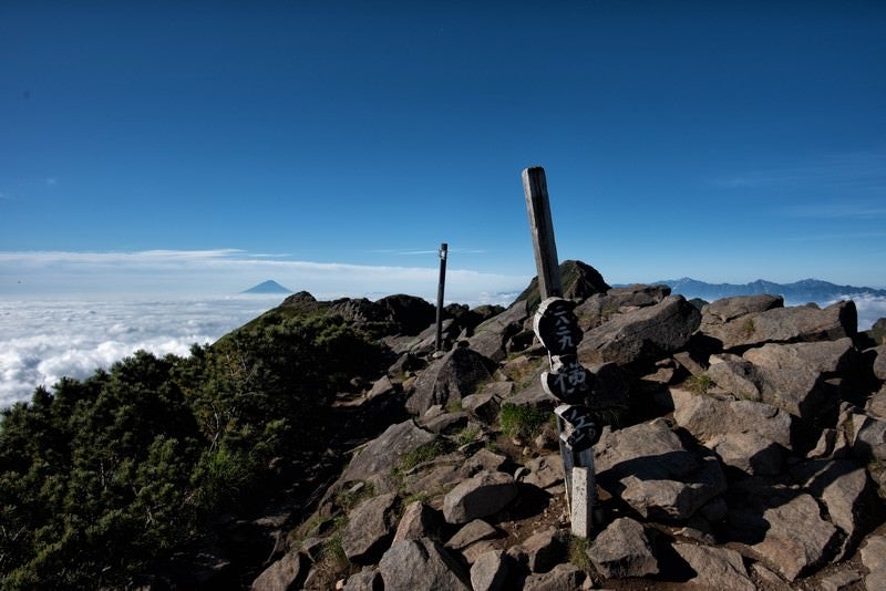 横岳山頂の標識と雲海の写真