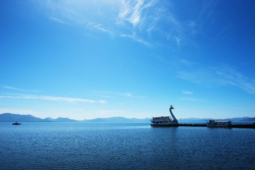 猪苗代湖の巨大スワンボートの写真