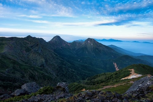 硫黄岳から望む赤岳と阿弥陀岳の写真