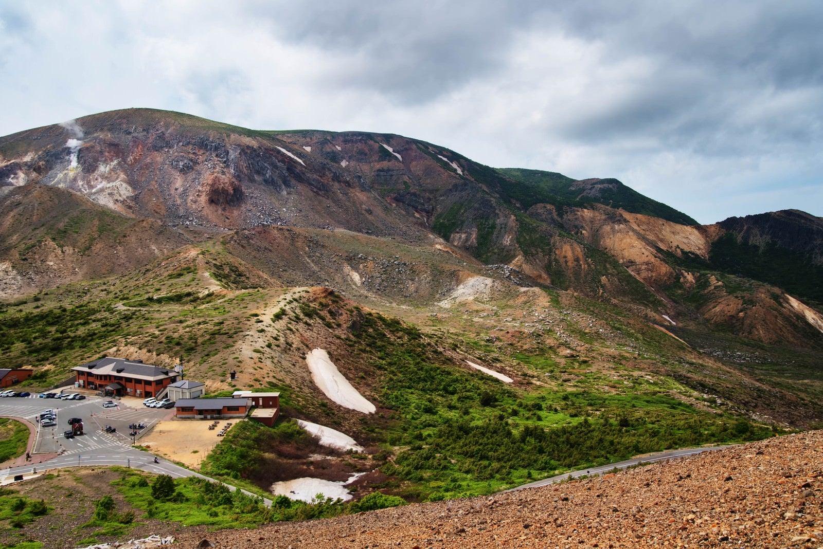 「荒々しい姿の東吾妻山」の写真