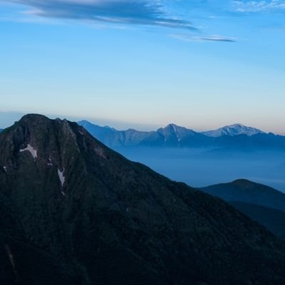 阿弥陀岳と霞がかる南アルプスの写真