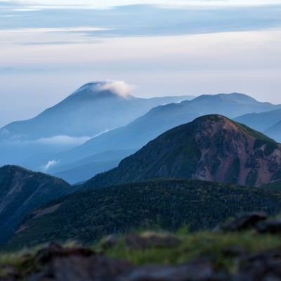 霞がかり雲のかかる蓼科山との写真