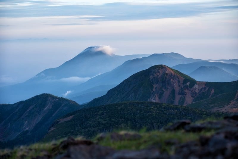 霞がかり雲のかかる蓼科山との写真