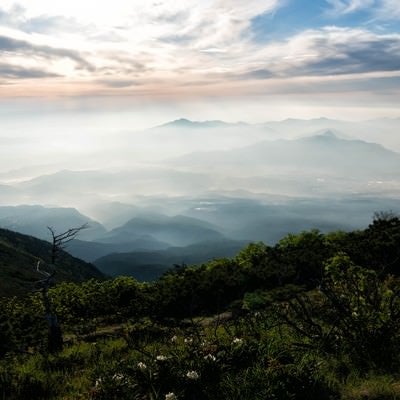清里高原から望む朝の霞の写真