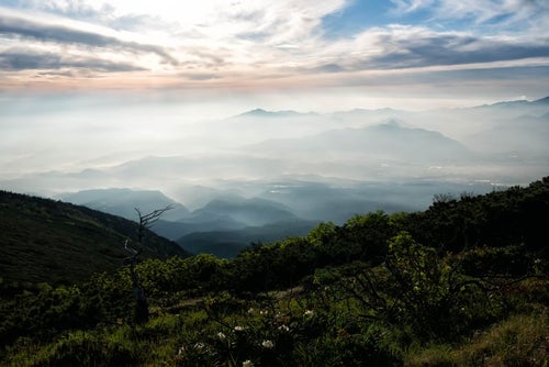 清里高原から望む朝の霞の写真