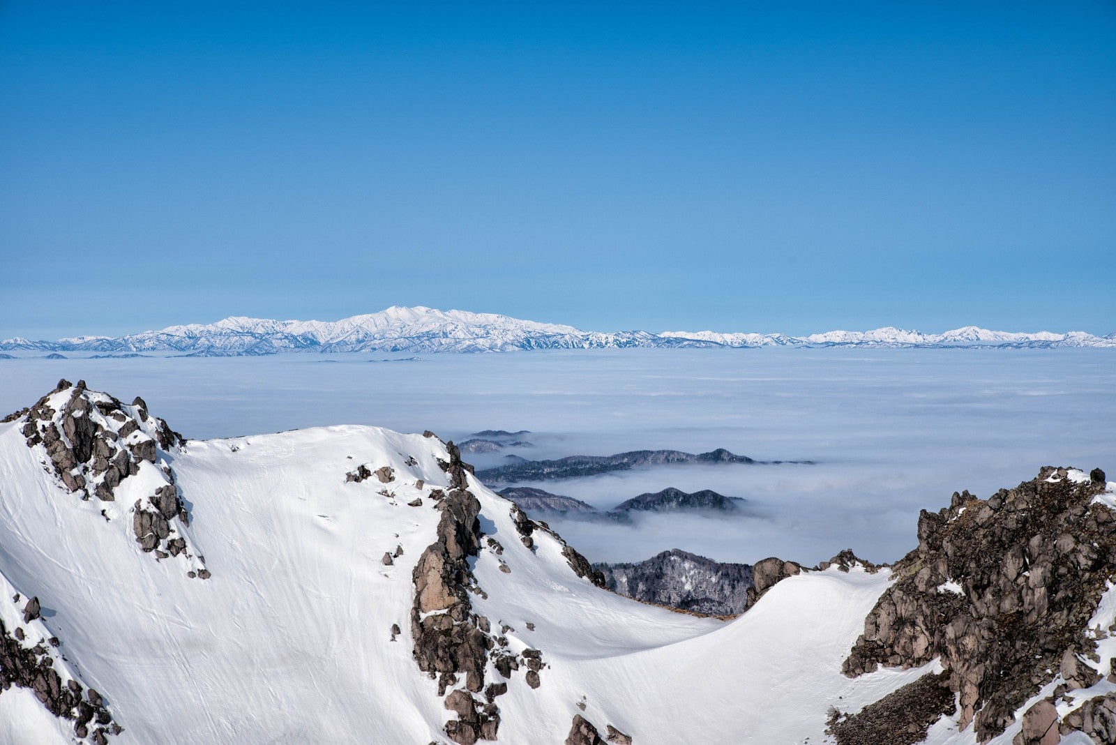 「焼岳山頂の雲海（白山方面）」の写真