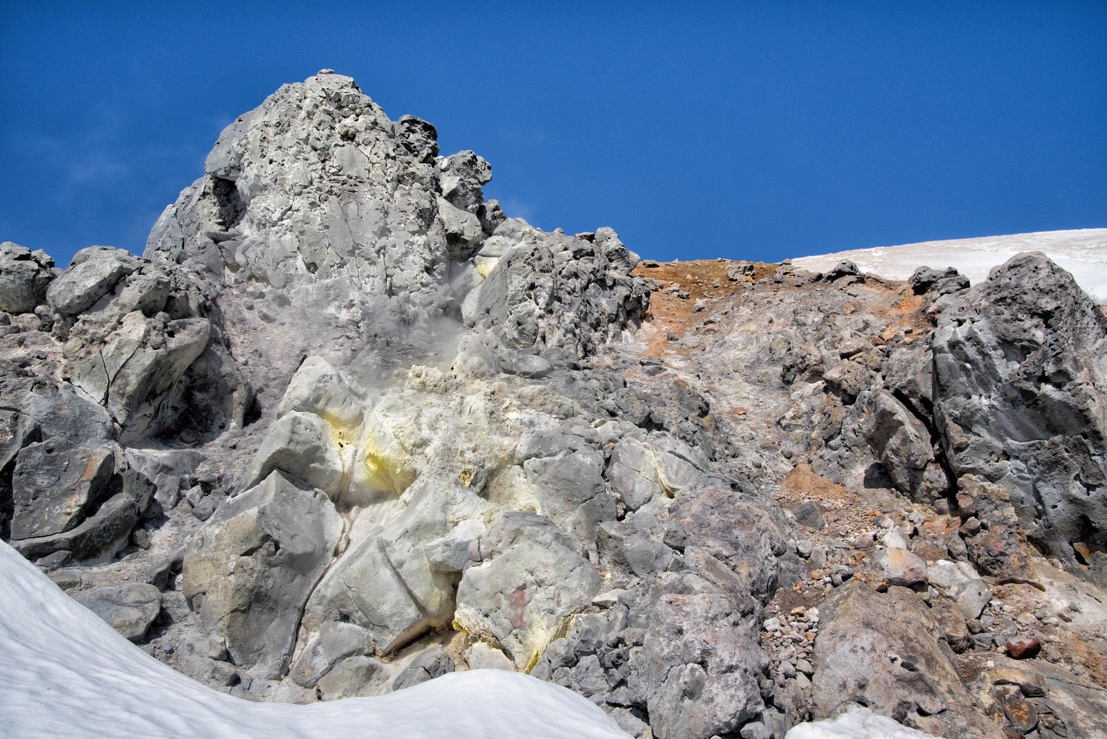 「硫黄の付着した焼岳の噴気孔」の写真