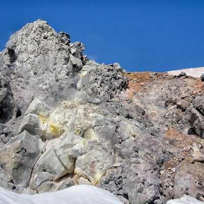 硫黄の付着した焼岳の噴気孔の写真