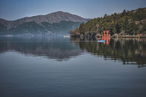 箱根神社と芦ノ湖の釣り船の写真