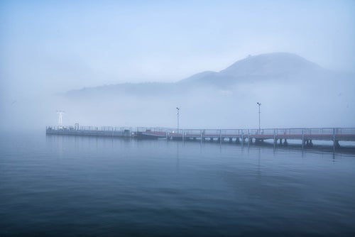 霧の芦ノ湖と神山の写真