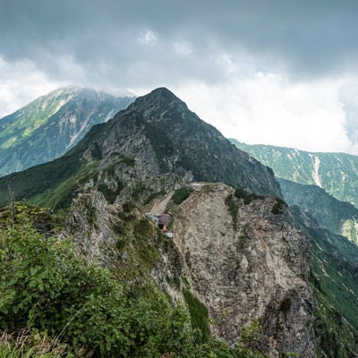 崖の山荘と稜線の写真