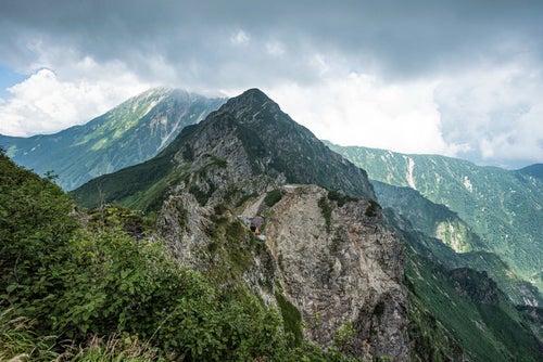崖の山荘と稜線の写真