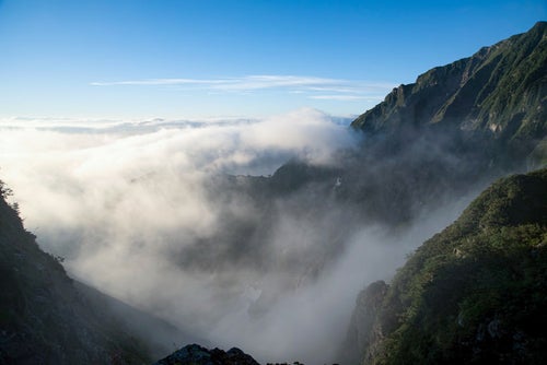 山に流れ込む雲海の写真
