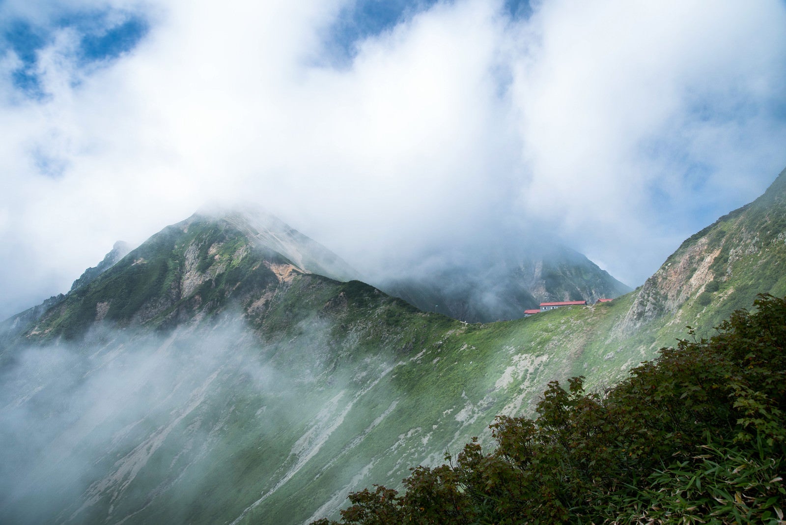 「一面の雲にかかる山荘」の写真