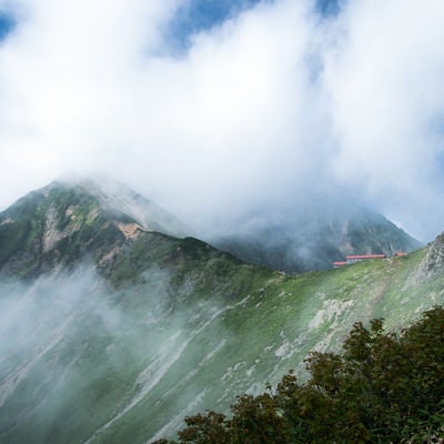 一面の雲にかかる山荘の写真