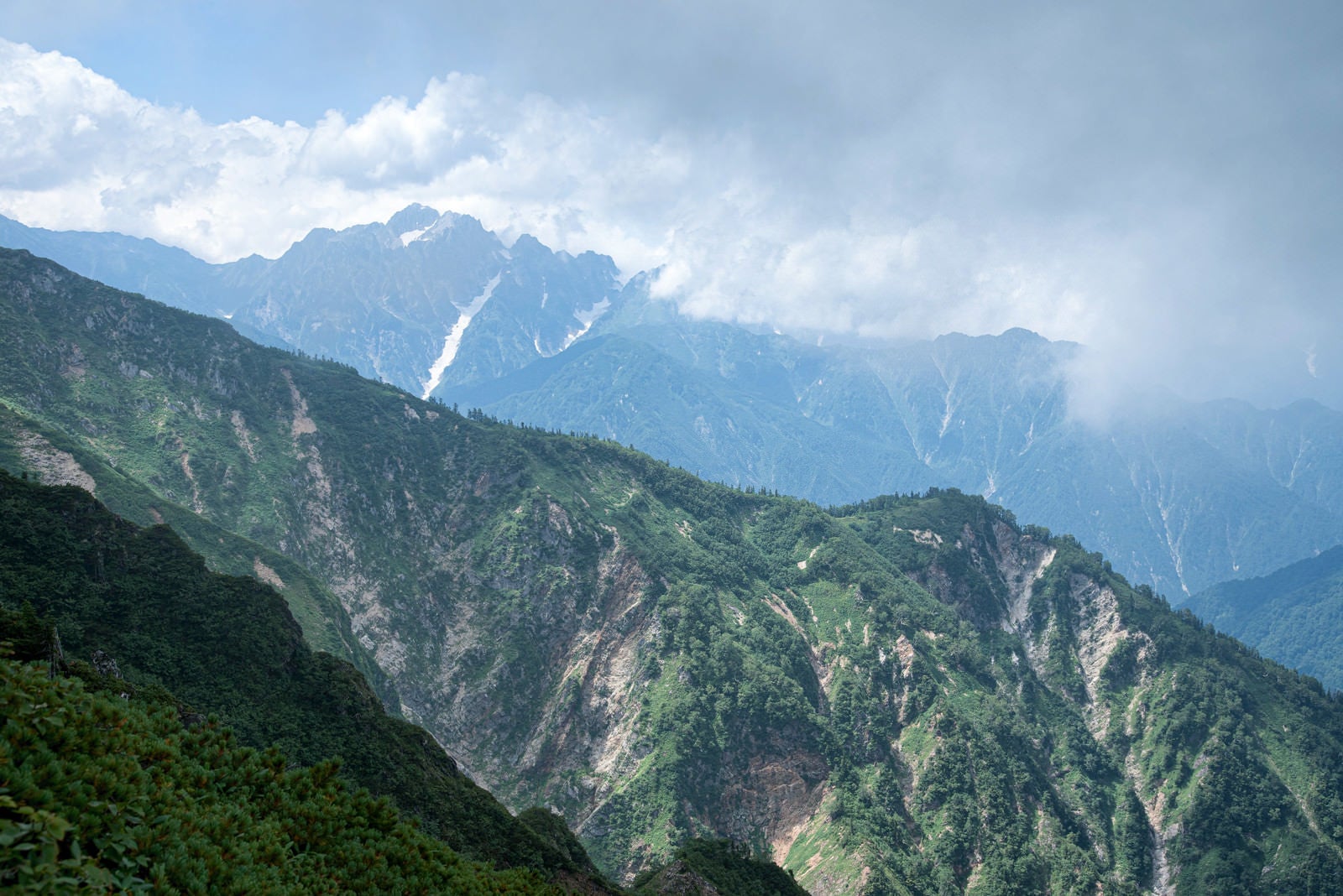 「迫りくる雲と連峰」の写真