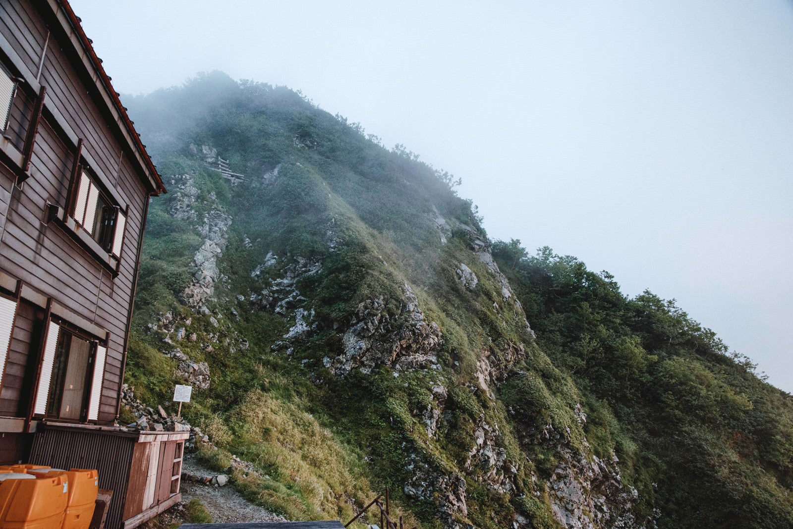 「八峰キレット小屋にかかる雲」の写真