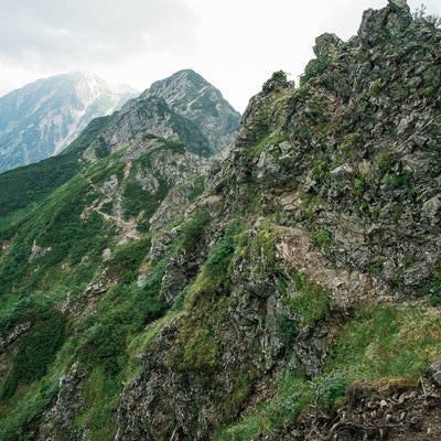 荒々しい岩稜沿いの登山道の写真