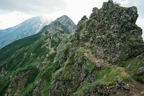 荒々しい岩稜沿いの登山道の写真