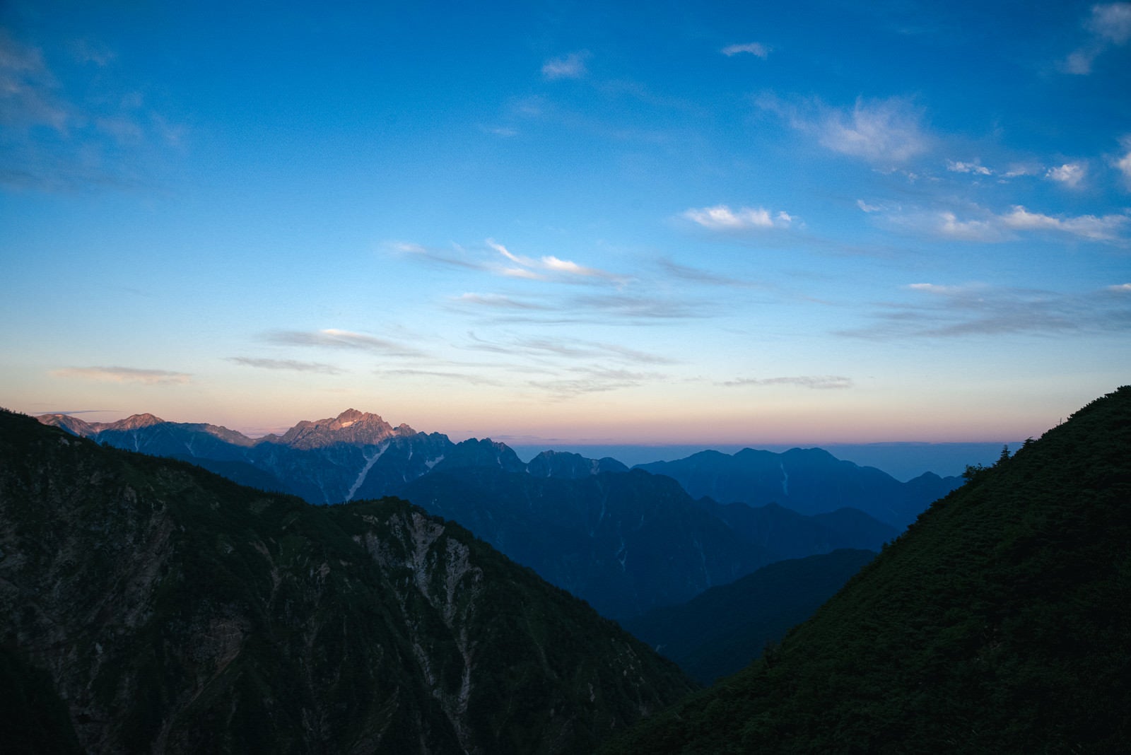 「夜明けを迎えた山々」の写真
