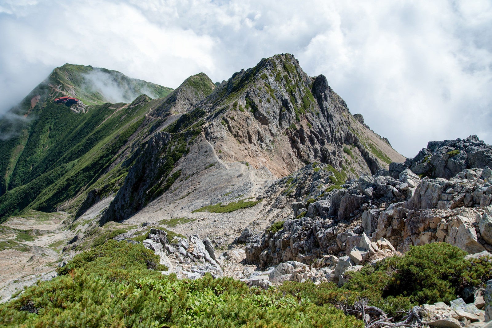 「岩場の登山道を抜けた先にある山小屋」の写真