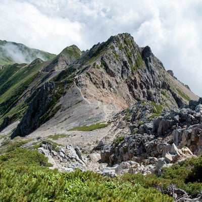 岩場の登山道を抜けた先にある山小屋の写真