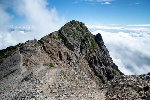 岩稜へ続く登山道の写真