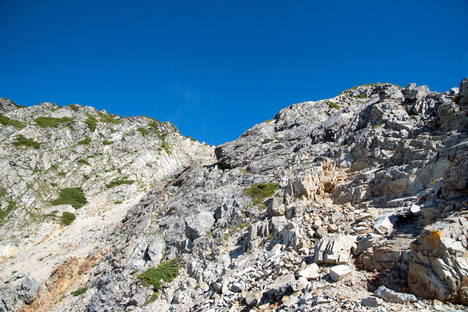 「登山者の行く手を阻む岩稜」の写真