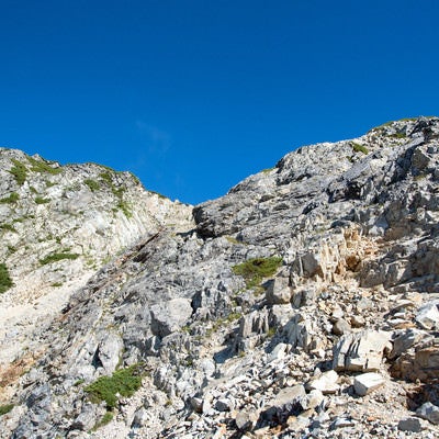 登山者の行く手を阻む岩稜の写真