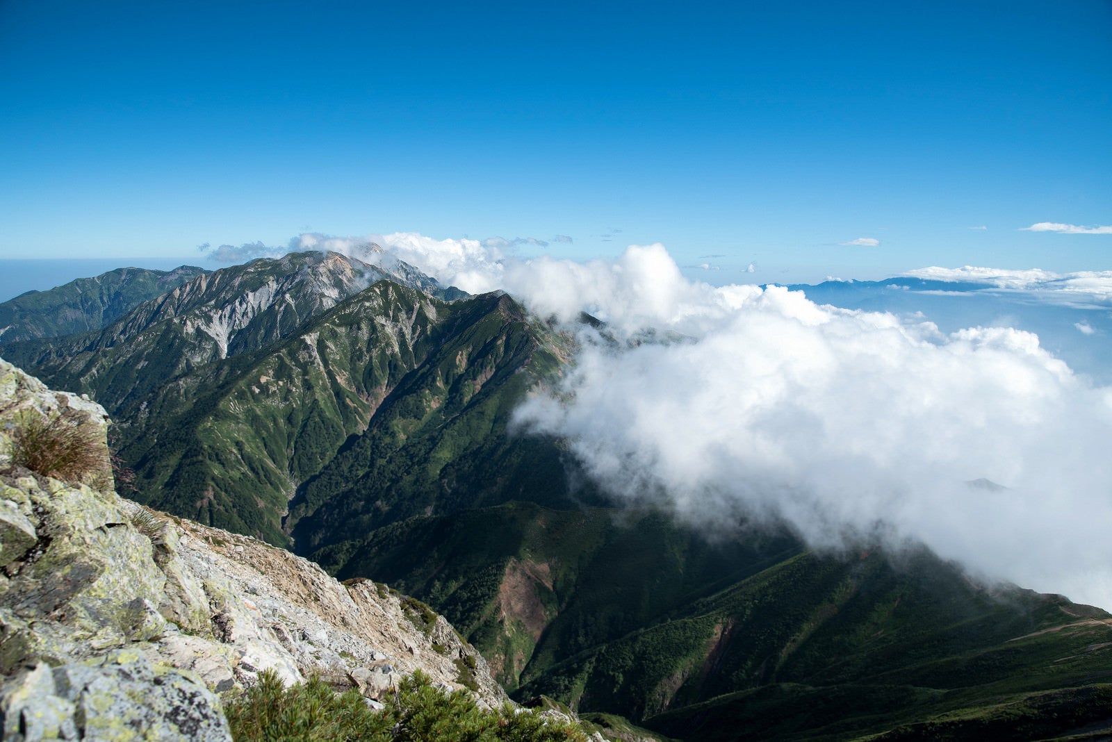 「稜線に覆いかかる雲」の写真