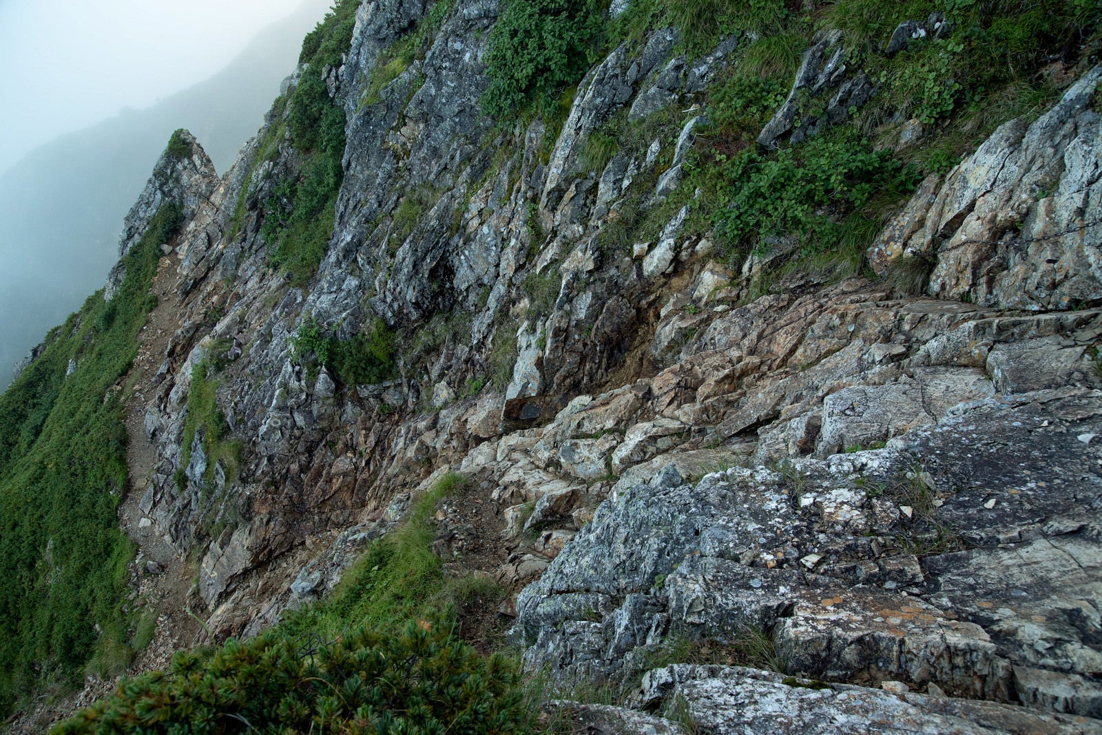 「崖沿いを進む登山道」の写真