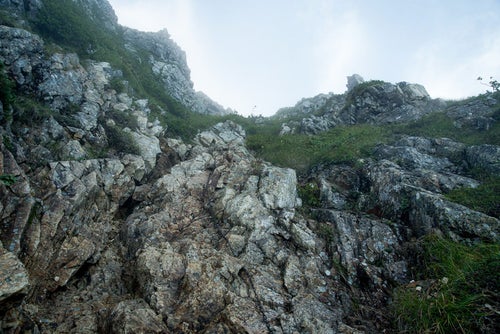 そそり立つ荒々しい岩稜の写真