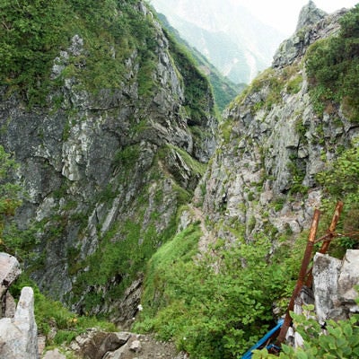 登山道から見た巨大な岩尾根の写真