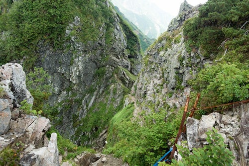 登山道から見た巨大な岩尾根の写真