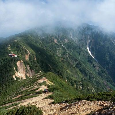 山荘を後にする登山者の写真