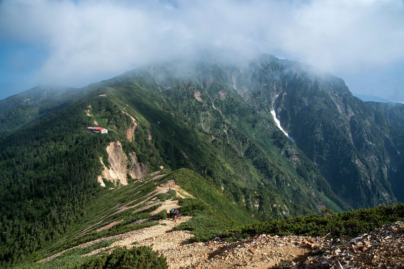 山荘を後にする登山者の写真