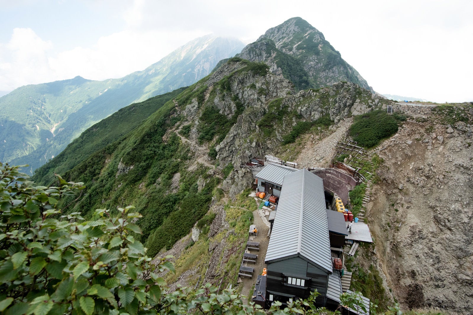 「登山道から見下ろした山小屋」の写真