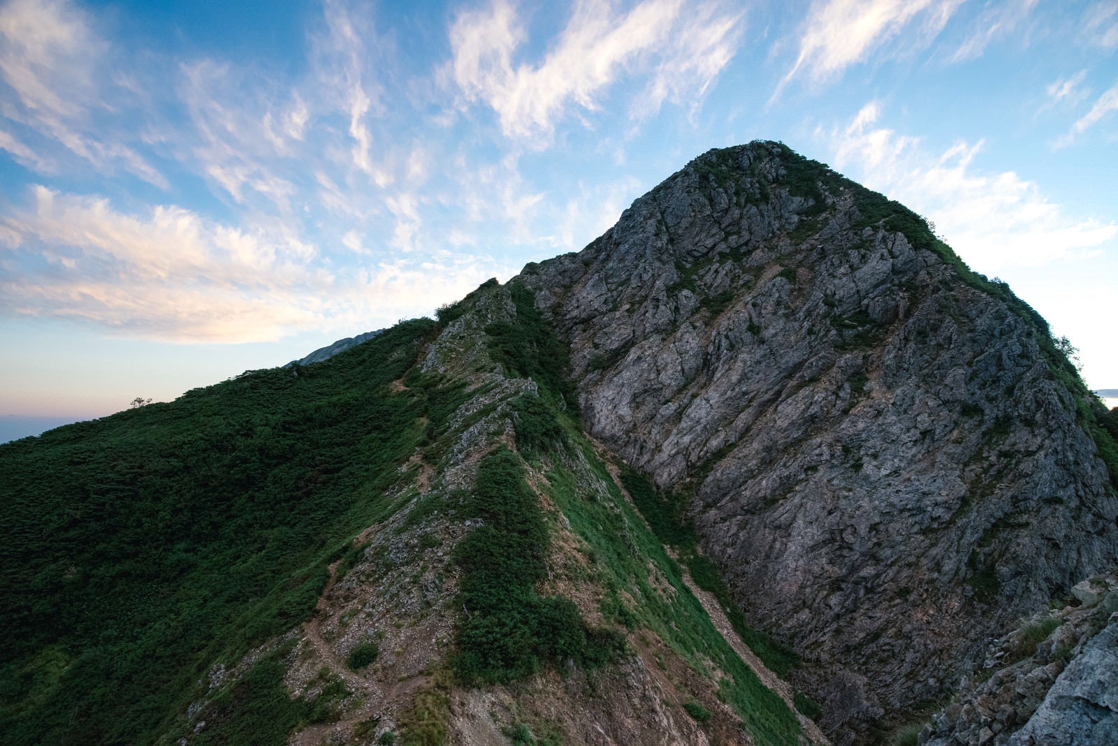 「登山道脇に現れた巨大な岩稜」の写真