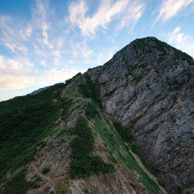 登山道脇に現れた巨大な岩稜の写真